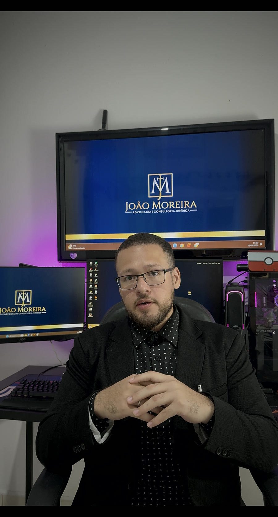 Dr. João Moreira em seu escritório